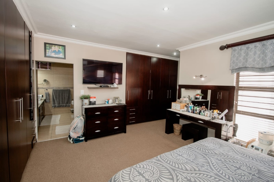 5 Bedroom Property for Sale in Baillie Park North West